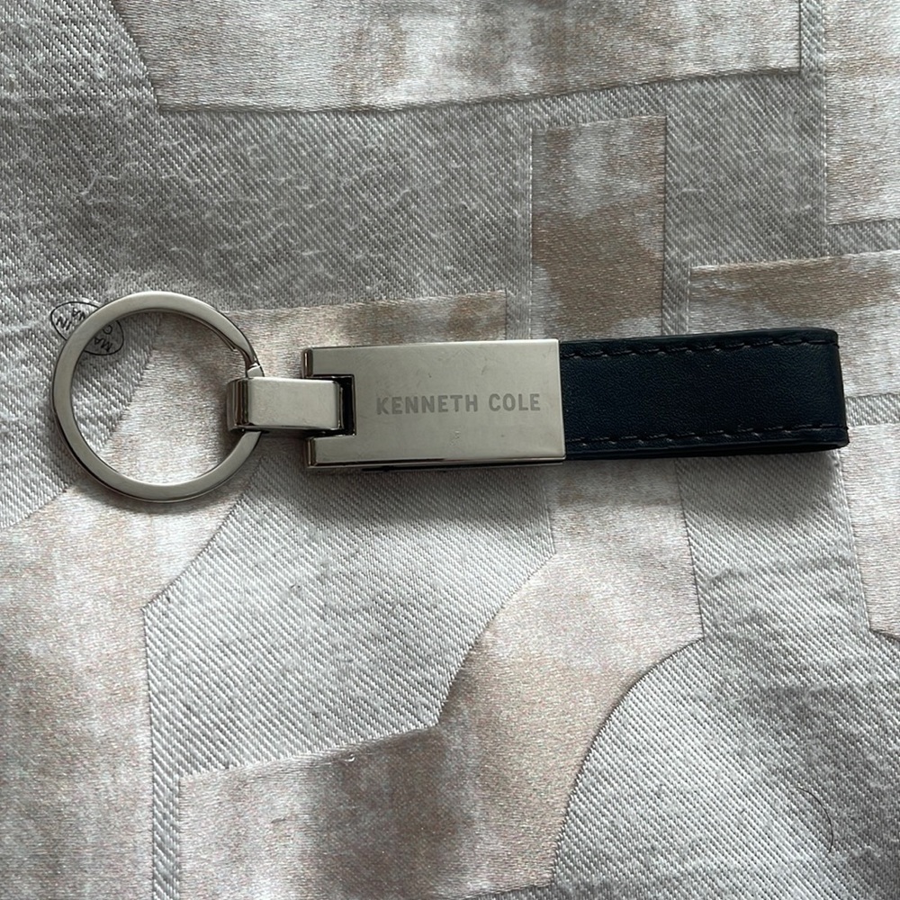 🚩Kenneth Cole Leather Key Chain